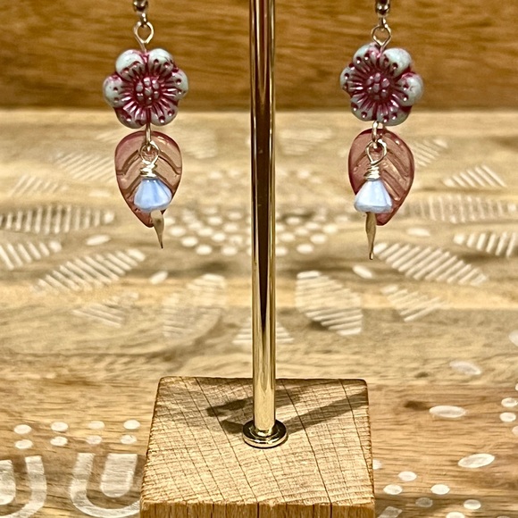 New Gorgeous Czech Glass Morning Glory Flower Earrings - Picture 6 of 9